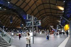 Tytu:Ruch na stacji kolejowej
Opis:Stacja kolejowa w Melbourne
Autor:Marek Gosztya